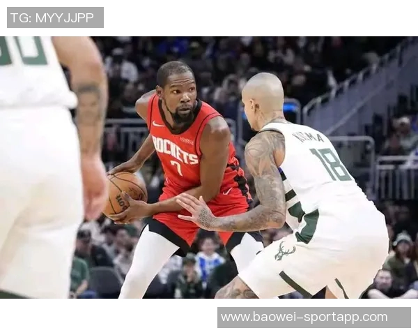 杜兰特场边轻松愉快与火箭助教艾维畅谈免战牌背后心态揭秘